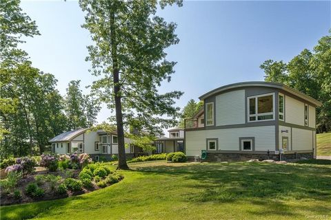 Belvedere House is a transformative contemporary by architects Clark & Green that engages the senses with exceptional design and one-with-nature setting, while cocooning you in the luxury of a sophisticated country retreat. This 6800 SF move-in-ready...