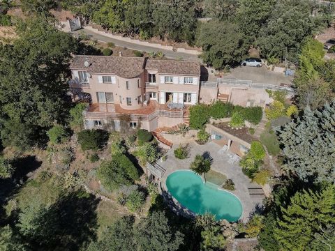 Situated in the heart of the Esterel in a secure environment just 5 minutes from Les Adrets and 10 minutes from Mandelieu, this extensive 220 m2 family villa is set in 2350 m2 of land with its own swimming pool and pool house. The ground floor compri...