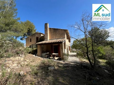 Charming Provençal house located in an extraordinary vineyard environment between the sea and the mountains in La CADIERE D'AZUR (83). Magnificent view of the village of Le Castellet and La Cadière. This Provençal style property of 152 m2 enjoys a so...