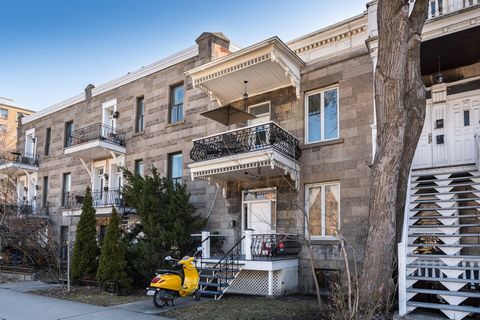 Discover this charming cottage opposite Parc La Fontaine, offering tranquility in the heart of Montreal, at the crossroads of neighborhoods. Ideal for your personal residence, your home-office or your short or long term rental projects, the property ...
