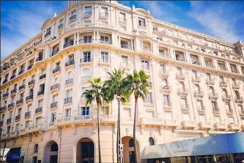 CANNES CROISETTE In the Palais Miramar, this magnificent 97 m² flat has been completely renovated with a sea view. Comprising entrance hall, living/dining room, fully equipped open-plan kitchen, 2 in suite bedrooms and separate WC. Very good fixtures...