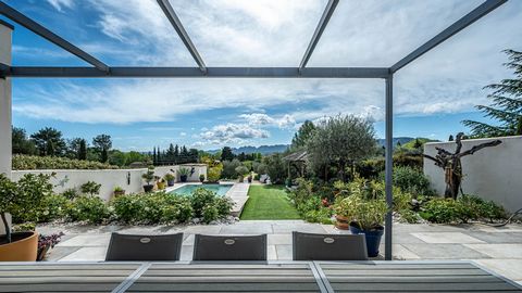 This superb architect-designed house enjoys an excellent location, just 5 minutes from the centre of St Remy and in one of the most sought-after areas of this popular town. Immaculately presented, this single-storey property offers approx. 204m2 of l...