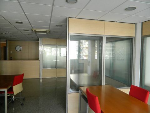 PUGLIA - BARI - VIA GIOVANNI AMENDOLA The office for sale is located in the residential area of San Pasquale Alta in Bari, in a modern and well-kept office complex. The context in which the office is located is quiet and well served, ideal for a comf...
