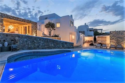 Situado en la codiciada zona de Ornos - Agios Ioannis, este establecimiento le ofrece la experiencia de un estilo de vida isleño verdaderamente lujoso. Si bien forma parte de un complejo de 3 villas, la propiedad tiene total privacidad, con su propia...