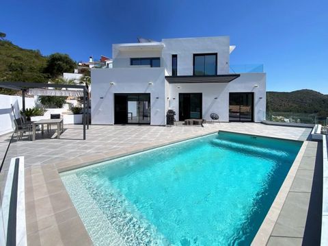 Exquisite house with superior finishes and an elevator connecting the three floors of the property. This spacious and luxurious home is located in a picturesque village, just 16 km from the beach on the beautiful Costa Blanca North. Featuring 4 bedro...