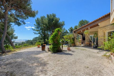 Perched on the heights of Costebelle, this 320 m2 architect-designed villa boasts generous volumes and lovely views out over the Mediterranean sea. Behind electric gates, on a fully fenced plot, built in 1990 on a spacious sea view plot of 3,000 m2 w...
