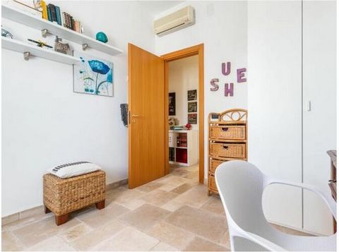 Villa Acquamarina for 6 people in Rosa Marina, right on the beach of Ostuni. The house with garden, veranda and equipped outdoor areas is equipped with outdoor shower, air conditioning, washing machine, dishwasher, television and parking space. Pet a...