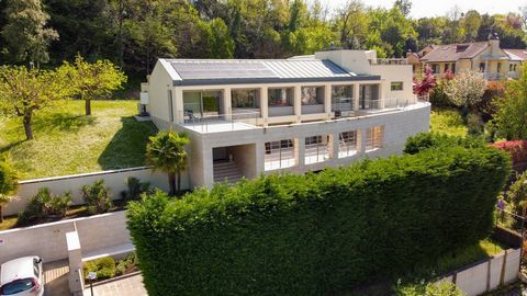 Sun-drenched villa near Cà degli Ulivi Golf Course, surrounded by breathtaking green scenery. Included in a prestigious residential complex with seven elite villas, this property offers ample spaces and a private garden. The charming swimming pool, s...