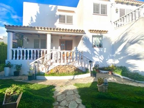 Excellent location in Santa Eulalia, very beautiful 7 bedroom villa. This villa has 7 large bedrooms spread over 2 floors and offers multiple possibilities. The house has a beautiful large veranda overlooking a beautiful pond and flowers. The garden ...