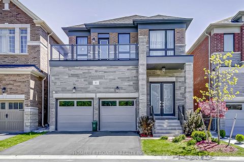 Luxurious Modern 4 Bdr 3.5 Bath Detached Home Built by Brookfield Homes, Surrounded By Protected Green Space & Located On A Quiet Court With Easy Yonge St. Premium Extra large RAVINE LOT!!!10'Ceiling on Main Flr, 9' Ceiling-2nd Floor. Large Modern Ki...