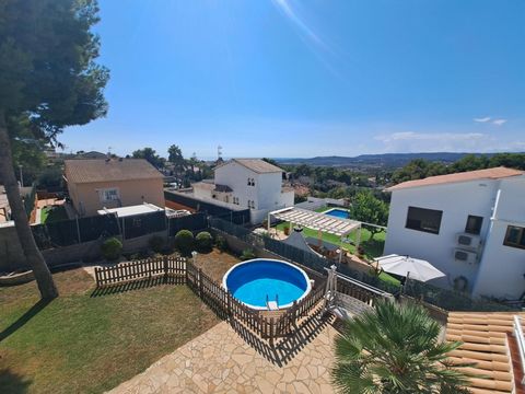 Beautiful detached house located in the Oasis del Vendrell urbanization, with a plot of 428 square meters, sea and mountain views. It has a very good road connection, close to all services and a few minutes from the beach. Outside the house we find a...