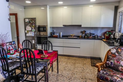 Apartment with two bedrooms and bathroom a few meters from the beach, the center of Calafell and in a strategic enclave, pedestrian promenade without circulation, garage, completely renovated, enjoy the beach and tranquility. Enjoy five linear and un...
