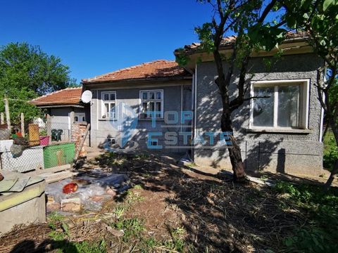 Top Estate Real Estate oferuje Państwu półmasywny dom z cegły w centrum wsi Parvomaytsi w obwodzie Wielkiego Tyrnowa. Wieś Parwomajce jest jedną z najbardziej preferowanych wiosek do życia w regionie i znajduje się zaledwie 15 km od miasta Wielkie Ty...