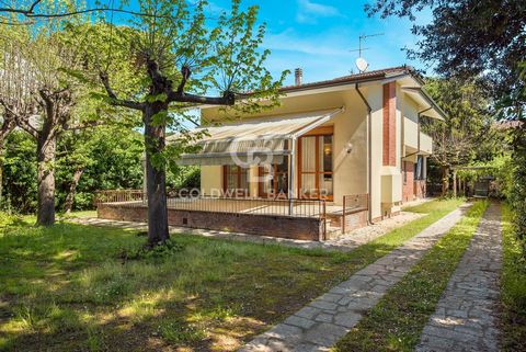 Villa Mina is located in the residential area of Vittoria Apuana in Forte dei Marmi, about 200 meters from the sea. The property is surrounded by a garden of approximately 700 square meters with three entrances, one of which is driveway and two pedes...