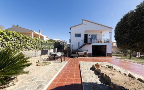 Villa with plot of 620 m² and garden in Papagai, Sant Jaume dels Domenys.   On the first floor we find the living room with access to the south-west facing terrace with panoramic views and the sea in the background. The terrace gives access to the ga...