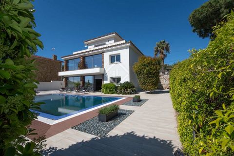 Modern and elegant villa with beautiful unobstructed views of the mountains to the sea located in a quiet area just minutes from the vibrant coastal town of Platja d'Aro. Platja d'Aro is perceived as the jewel of the Costa Brava with easy access to b...