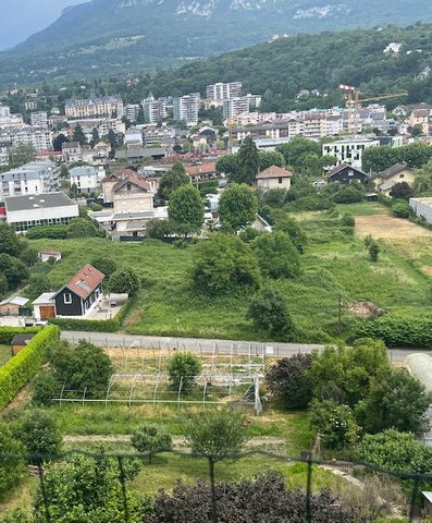 Great opportunity for this building plot with an area of about 636 m2. Roadside servicing. Residential area, just 2 minutes from Aix les bains and close to schools and shops. Builder's free land. Possible presentation of a project with Séverine TOSI ...
