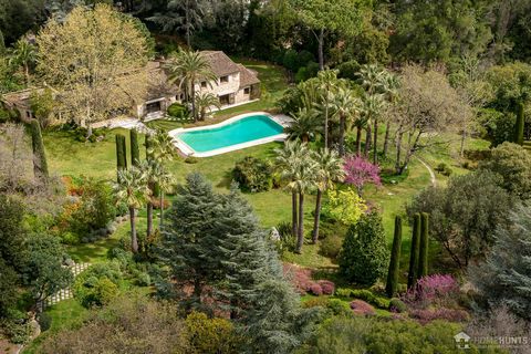 Unique in the area! Just a few minutes from the village of Saint-Paul-de-Vence, set in one of the finest addresses in the area and nestled in over 4.4 hectares of landscaped grounds, this exceptional residence offers a haven of peace and privacy. A l...