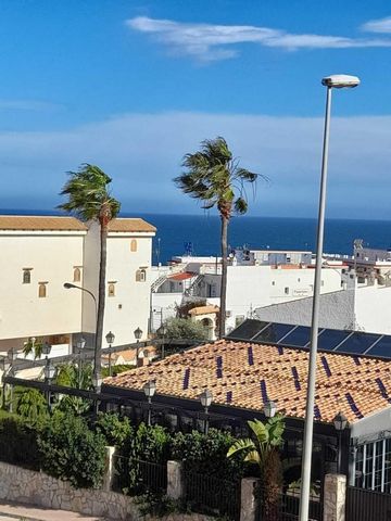 Appartement dans le quartier de Torre del Moro, Playa de la Mata, avec vue sur la mer et piscine communautaire. Il se compose d’un séjour avec une terrasse vitrée, d’une cuisine américaine équipée, de 2 chambres et 1 salle de bain. Terrasse communaut...
