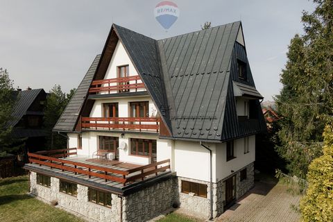 Usable area of the building – approx. 300 m2, Plot area – 3326 m2, Price – PLN 3,499,000 The subject of the sale is a property located in Murzasichle in a quiet, peaceful place. A brick house, built at the turn of the 80s and 90s, renovated and renov...
