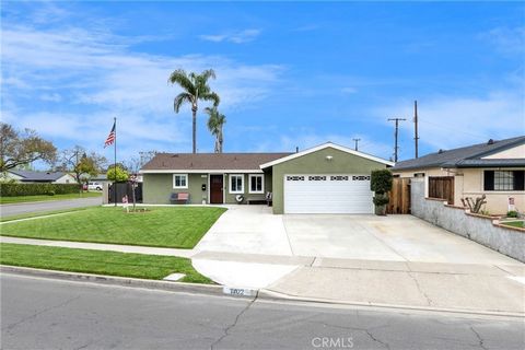Must see remodeled four bedroom home in West Anaheim! Features LVP flooring, smooth ceilings with recessed lighting, crown moulding, baseboards, dual pane windows, Kitchen features new appliances, travertine in bathroom, covered patio on a large lot ...