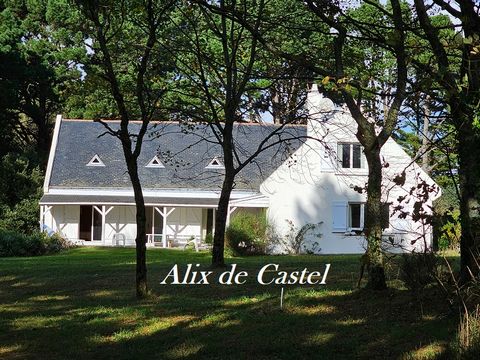 GUERANDE (44350) Coteau de Guérande, proche du centre ville et des commerces au milieu d' un parc boisé , cette maison se compose d' une pièce de vie exposée sud et ouest de 70m² (3.60 % honoraires TTC à la charge de l'acquéreur.)