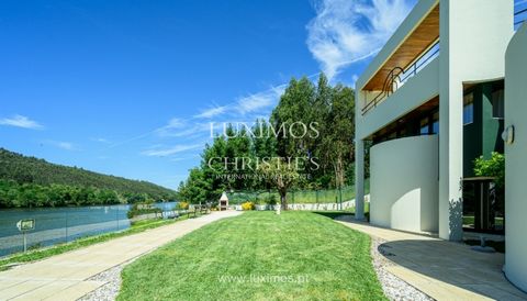 Fantastic three-storey semi-detached v illa with swimming pool , private mooring and stunning views of the River Douro , located in Foz do Sousa. This villa - with very generous areas and lots of light - offers the comfort and tranquillity of the fir...