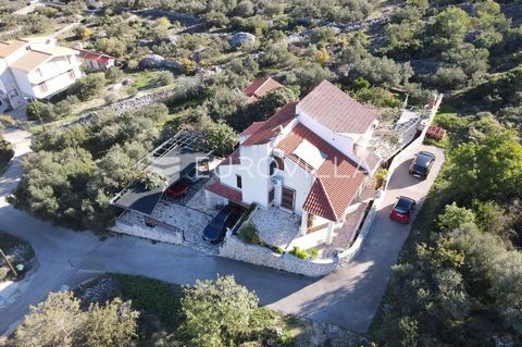Čiovo, Slatine, beautiful detached house with open sea view.The gross area is 420 m2, the size of the plot is 810 m2, of which the yard is 610 m2. Year of construction 1983. Distanced from the coast with a beach 270 m. In a quiet environment of green...