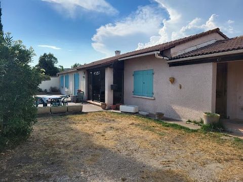 SERNHAC: Op de as Nîmes-Beaucaire, in het midden van het grote beboste park met pijnbomen, olijfbomen en cipressen, een goed potentieel voor deze villa met zijn twee onafhankelijke ingangen, ideaal voor een familiereünie of huurhuur. Vanaf de veranda...