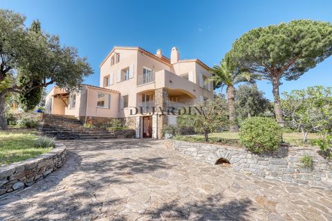 Exceptional location for this spacious villa that can accommodate one or two families, on a plot of more than 1900 m2. Indeed, it consists of two parts each with an entrance, a living room area, a separate kitchen and eight bedrooms in total with fou...