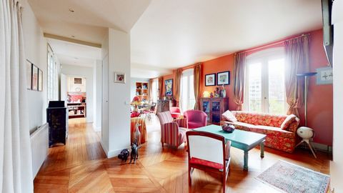 VIRTUAL TOUR AVAILABLE **** Ultra-center of Clichy, in a quiet street opposite the church of Saint Vincent de Paul, in a building built in 1930, this particularly pleasant apartment is located 200m from the Mairie de Clichy metro station. All shops a...