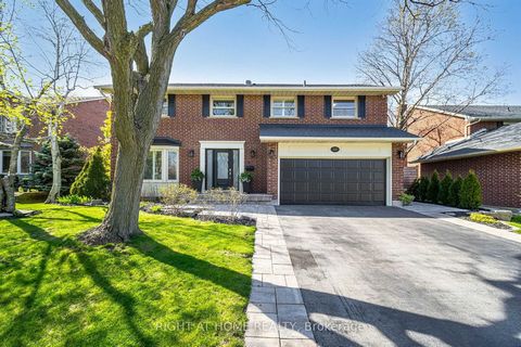 Welcome to your Eastlake OASIS nestled in one of Oakville's most coveted school districts. This elegant 4+1 bedroom, 4 bathroom offers the perfect blend of luxury and tranquility with thoughtful improvements that are sure to impress. The stunning pri...