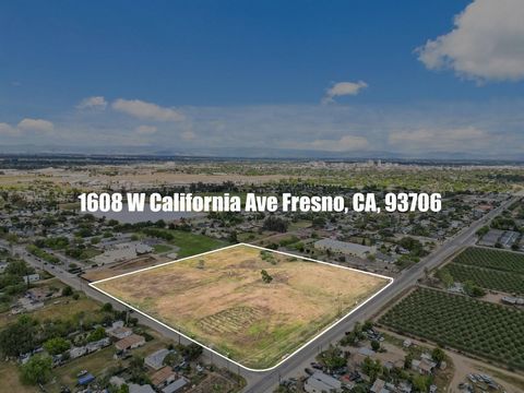 Residential vacant lot in area of future growth. Perfect location for Affordable housing, apartments or Town homes development.The property is conveniently located within walking distance to newly built Fresno City College - West Fresno Center and 1....