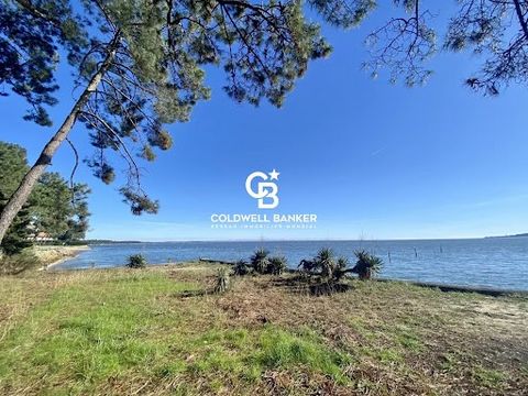 Coldwell Banker Immoba Realty Cap Ferret presents this stunning, rare property located on the waterfront, offering breathtaking views of the Arcachon Bassin. This villa offers incredible potential to create the home of your dreams in a charming setti...