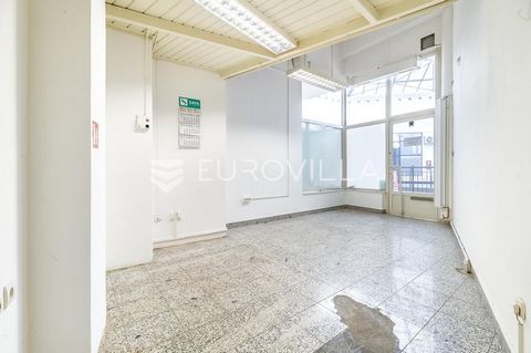 Dugave, Oktogon center, functional office space 20m2. Ideal for various activities (small office and similar). In the immediate vicinity, there are all important amenities. We are at your disposal for all other... For this property contact our agent ...