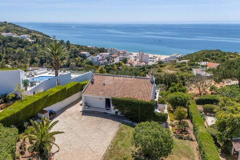 Située sur une colline, cette remarquable propriété offre une vue imprenable sur l'océan Atlantique, ce qui en fait la maison de rêve en Algarve. Située à Salema, un village tranquille au cœur du parc national de la 