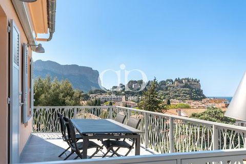 EXCLUSIVE - In the center of Cassis, in a small, extremely quiet residence, superb duplex of 121.8m2 on the floor (90.35m2 Carrez law) opening onto a 20m2 magnificent terrace and balcony from which you can enjoy a magnificent panoramic view of Cape C...