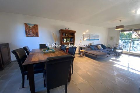 Furnished villa rental in Venelles. Premium Immobilier presents this charming 3-room house for rent in Venelles center, shops and buses on foot. Entrance, living room with recent open kitchen. separate toilet. 1st floor: 2 bedrooms, 1 shower room wit...