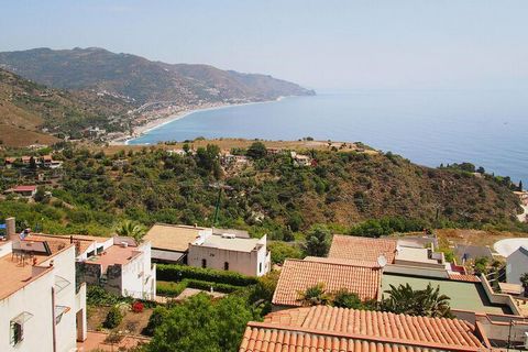 Impresionante vista al mar incluida! Incluso Goethe quedó impresionado por la belleza de Taormina. La ciudad está empinada situada a 250 m sobre el nivel del mar. Desde muchos lugares se tiene una vista impresionante sobre el mar azul y la costa de C...