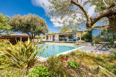 A remarkable property in the magnificent Parc du Luberon, in the commune of Apt. In a dominant position, with no noise or visual nuisance, nestled on a flat plot of more than 2,200 m2. Its exteriors are worthy of the finest properties in the Luberon,...