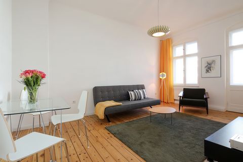 Bright and comfortable 2-room apartment with balcony, in a quiet side street only 3 minutes to Schloßstraße. The apartment has a living room with a guest sofa bed and direct access to the balcony. The bedroom is equipped with a double bed 140 x 200 a...