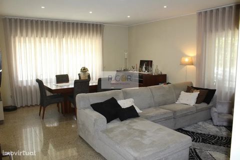 3 bedroom villa located in Nogueira da Maia residential and quiet area. It contains staircase with granite floors. On the ground floor we have a living room with lots of light, a kitchen with laundry and toilet service. On the 1st floor 3 bedrooms on...