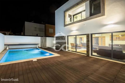 Luxury 5 bedroom villa with 303 m2 of construction area, modern finishes and with swimming pool, located on Estrada da Chainha nº 73, in Évora. We are facing a property with a lot of quality, built in 2018, finishes above average, excellent luminosit...