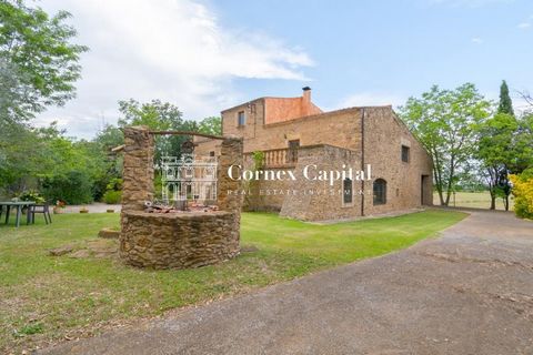 Dieses spektakuläre traditionelle katalanische Landhaus aus dem 18. Jahrhundert befindet sich im berühmten Goldenen Dreieck. Privilegierte Lage im Baix Empordà, umgeben von Feldern, Wäldern und den wichtigsten mittelalterlichen Dörfern der Gegend. Da...