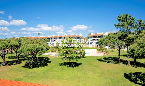 Located in Vila Sol. Wonderful 2 bedroom apartment in the stunning Vila Sol, close to the prestigious golf courses, presents a unique opportunity to live or invest in a place that combines elegance, tranquility and leisure. Located in a gated communi...