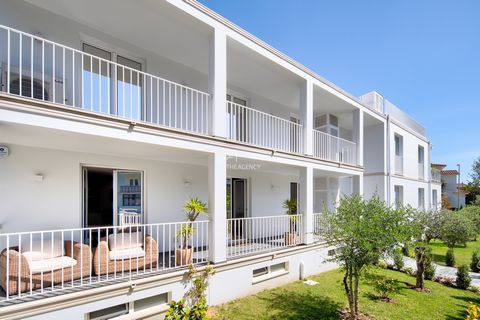 Located in Cascais. The apartment is located in Monte Estoril, only a few minutes walk from Av. Sabóia and various shopping opportunities. The beach and train station can be reached within 15 minutes of walking. The apartment is one of five in this w...