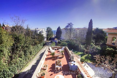 Unique opportunity with this atypical villa dating from 1948, a building classified 1* by the city, with sea view and a sunny south-facing terrace of 50sqm. Nestled in the heart of an enchanting setting, this historic villa seduces with its remarkabl...