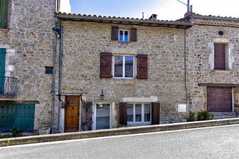 Discover this charming village house located in Cordes-sur-Ciel, offering a generous 143m2 living space, a delightful courtyard, and an authentic stone barn. Nestled in a peaceful street just 1km from the center of Cordes-sur-Ciel, this property offe...