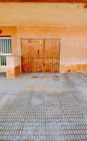 If you need a place to store your vehicle, as well as take the opportunity to store bicycles and other summer belongings, do not hesitate and come and see this spacious closed garage of 19 square meters, with automatic door a few meters from the Pase...