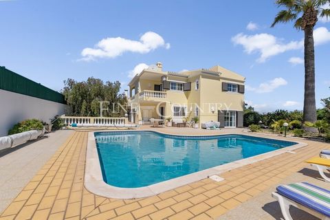 This fully renovated villa with a built area of 677m² offers a luxurious living experience with its 6+2 bedrooms and heated swimming pool. Situated on a serene 2930m² plot just 800 metres from the beach, it would make the perfect holiday home or perm...
